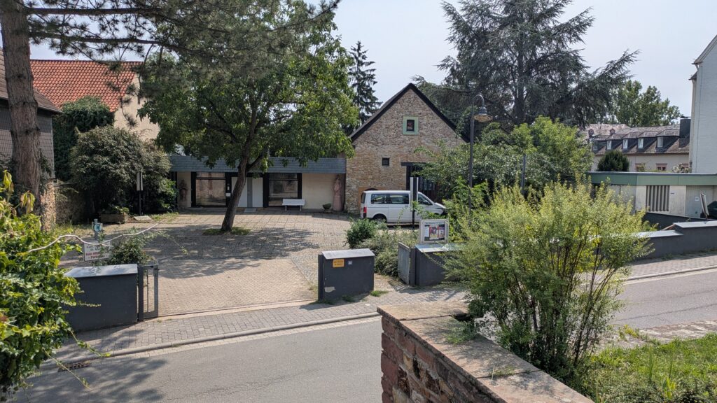 Parkplatz und Gebäude des Pfarrzentrums St. Markus in 65346 Eltville-Erbach