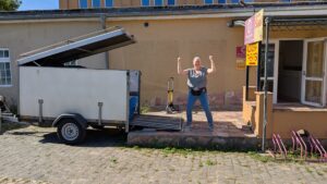 Superwoman beim Ausladen